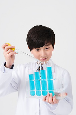 포토 JPG 스튜디오촬영 학생 응시 남자 남학생 과학 학교 중학생 청소년 실내 실험 한명 서기 웃음 들기 상반신 앞모습 10대 십대라이프스타일 한국인 스포이트 과학자 비커 과학교육 십대남자한명만 남중생 국내포토 직업 1 라이프스타일 시선 교육 뷰포인트 모션 표정 실험기구 사람 동양인 내부 피펫 학자 남자한명만 십대남자만 파일형식