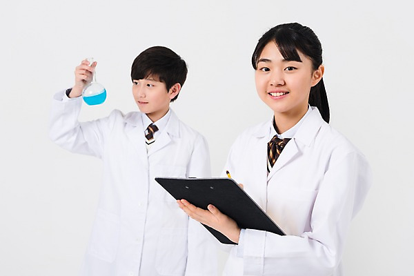 포토 JPG 스튜디오촬영 학생 응시 여학생 여자 남자 남학생 과학 학교 중학생 청소년 실내 실험 서기 웃음 들기 상반신 두명 앞모습 10대 친구 십대라이프스타일 한국인 과학자 여중생 비커 과학교육 십대만 남중생 국내포토 직업 라이프스타일 시선 교육 뷰포인트 관계 모션 표정 실험기구 사람 동양인 내부 학자 파일형식