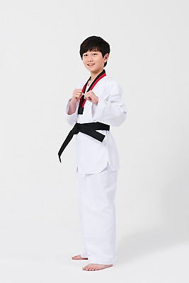 포토 JPG 스튜디오촬영 전신 학생 남자 남학생 포즈 중학생 청소년 실내 한명 서기 옆모습 10대 십대라이프스타일 한국인 무도 태권도 태권도복 검은띠 십대남자한명만 남중생 국내포토 1 라이프스타일 스포츠용품 스포츠 뷰포인트 모션 도복 사람 동양인 내부 격투기 끈 남자한명만 십대남자만 파일형식
