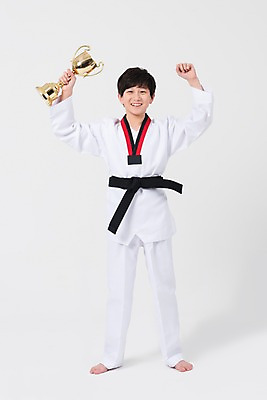 포토 JPG 스튜디오촬영 전신 학생 남자 남학생 중학생 청소년 실내 한명 서기 웃음 들기 앞모습 10대 십대라이프스타일 한국인 무도 우승 트로피 태권도 태권도복 검은띠 십대남자한명만 남중생 국내포토 1 라이프스타일 스포츠용품 스포츠 뷰포인트 모션 표정 도복 사람 동양인 내부 격투기 끈 최고 상_우승 남자한명만 십대남자만 파일형식
