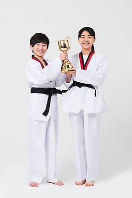 포토 JPG 스튜디오촬영 전신 학생 여학생 여자 남자 남학생 중학생 청소년 실내 서기 웃음 들기 두명 앞모습 10대 친구 십대라이프스타일 한국인 무도 우승 트로피 태권도 여중생 태권도복 검은띠 십대만 남중생 국내포토 라이프스타일 스포츠용품 스포츠 뷰포인트 관계 모션 표정 도복 사람 동양인 내부 격투기 끈 최고 상_우승 파일형식
