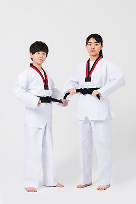 포토 JPG 스튜디오촬영 전신 학생 여학생 여자 남자 남학생 중학생 청소년 실내 서기 두명 앞모습 10대 친구 십대라이프스타일 한국인 무도 잡기 태권도 여중생 태권도복 검은띠 십대만 남중생 국내포토 라이프스타일 스포츠용품 스포츠 뷰포인트 관계 모션 도복 사람 동양인 내부 격투기 끈 파일형식