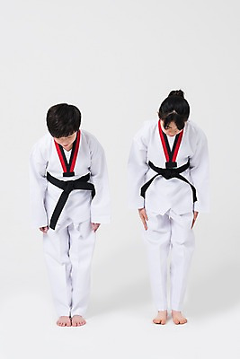 포토 JPG 스튜디오촬영 전신 학생 여학생 여자 남자 남학생 중학생 청소년 실내 서기 두명 앞모습 10대 친구 십대라이프스타일 한국인 무도 인사 태권도 여중생 태권도복 검은띠 십대만 남중생 국내포토 라이프스타일 스포츠용품 스포츠 뷰포인트 관계 모션 도복 사람 동양인 내부 격투기 예절 끈 파일형식