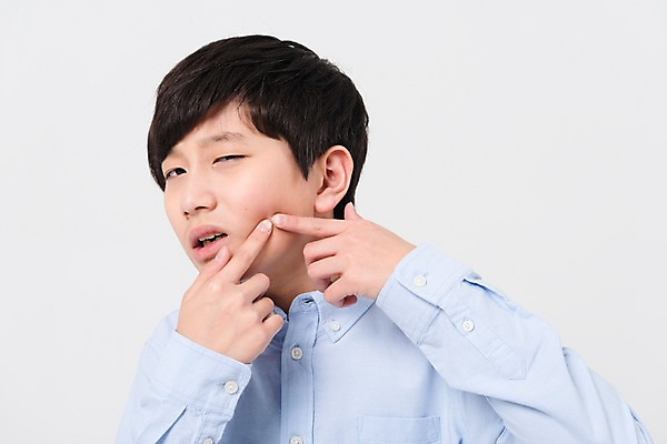 포토 JPG 스튜디오촬영 학생 남자 남학생 중학생 청소년 실내 한명 서기 상반신 앞모습 10대 캐주얼 십대라이프스타일 한국인 찡그림 여드름 짜기 피부트러블 십대남자한명만 남중생 국내포토 1 라이프스타일 옷 뷰포인트 모션 표정 사람 동양인 내부 피부질환 남자한명만 십대남자만 파일형식