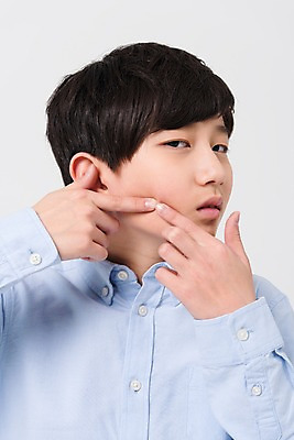 포토 JPG 스튜디오촬영 학생 남자 남학생 중학생 청소년 실내 한명 서기 상반신 앞모습 10대 캐주얼 십대라이프스타일 한국인 여드름 짜기 피부트러블 십대남자한명만 남중생 국내포토 1 라이프스타일 옷 뷰포인트 모션 사람 동양인 내부 피부질환 남자한명만 십대남자만 파일형식