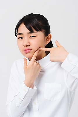포토 JPG 스튜디오촬영 여학생 여자 중학생 청소년 실내 한명 서기 상반신 앞모습 10대 캐주얼 십대라이프스타일 한국인 찡그림 여중생 여드름 짜기 피부트러블 십대여자한명만 국내포토 1 학생 라이프스타일 옷 뷰포인트 모션 표정 사람 동양인 내부 피부질환 여자한명만 십대여자만 파일형식 인종 생활 질병 여자만 십대만 의학
