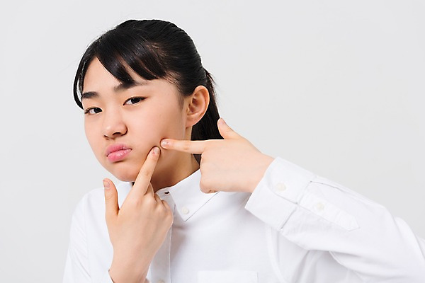 포토 JPG 스튜디오촬영 여학생 여자 중학생 청소년 실내 한명 서기 상반신 앞모습 10대 캐주얼 십대라이프스타일 한국인 찡그림 여중생 여드름 짜기 피부트러블 십대여자한명만 국내포토 1 학생 라이프스타일 옷 뷰포인트 모션 표정 사람 동양인 내부 피부질환 여자한명만 십대여자만 파일형식