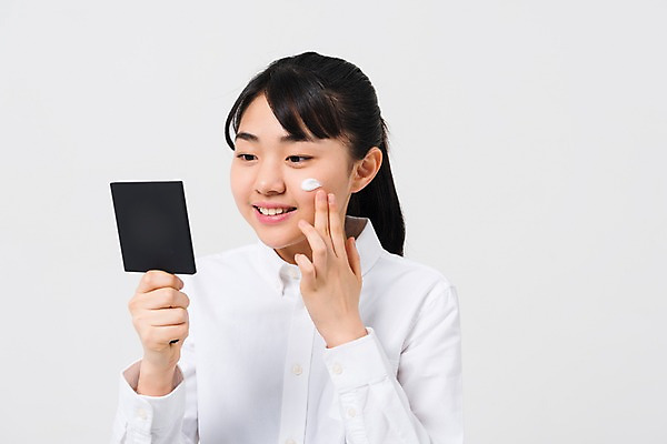 포토 JPG 스튜디오촬영 응시 여학생 여자 중학생 청소년 실내 한명 서기 웃음 들기 상반신 앞모습 10대 캐주얼 뷰티 십대라이프스타일 거울 한국인 피부관리 여중생 로션 십대여자한명만 국내포토 1 학생 라이프스타일 시선 옷 뷰포인트 모션 표정 사람 동양인 내부 화장품 여자한명만 십대여자만 파일형식