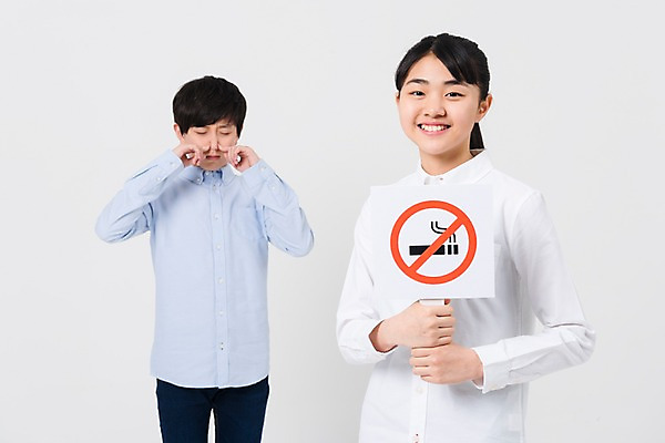 포토 JPG 스튜디오촬영 학생 여학생 여자 남자 남학생 중학생 청소년 담배 실내 서기 웃음 들기 상반신 두명 앞모습 10대 친구 십대라이프스타일 팻말 한국인 찡그림 여중생 냄새 금연 십대만 남중생 국내포토 라이프스타일 캠페인 뷰포인트 관계 모션 프레임 표정 사람 동양인 내부 사회이슈 파일형식