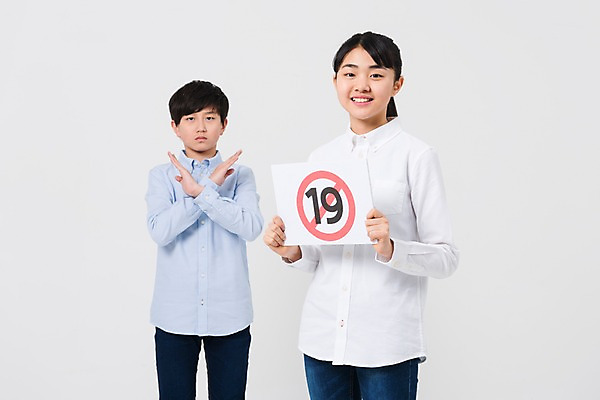 포토 JPG 스튜디오촬영 학생 여학생 여자 남자 남학생 중학생 청소년 실내 서기 웃음 들기 상반신 두명 앞모습 10대 친구 십대라이프스타일 팻말 한국인 금지 표지판 X 아니오 여중생 19금 십대만 남중생 국내포토 라이프스타일 알파벳 뷰포인트 관계 모션 프레임 알림판 표정 사람 동양인 내부 파일형식