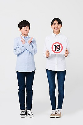포토 JPG 스튜디오촬영 전신 학생 여학생 여자 남자 남학생 중학생 청소년 실내 서기 웃음 들기 두명 앞모습 10대 친구 십대라이프스타일 팻말 한국인 금지 표지판 X 아니오 여중생 19금 십대만 남중생 국내포토 라이프스타일 알파벳 뷰포인트 관계 모션 프레임 알림판 표정 사람 동양인 내부 파일형식