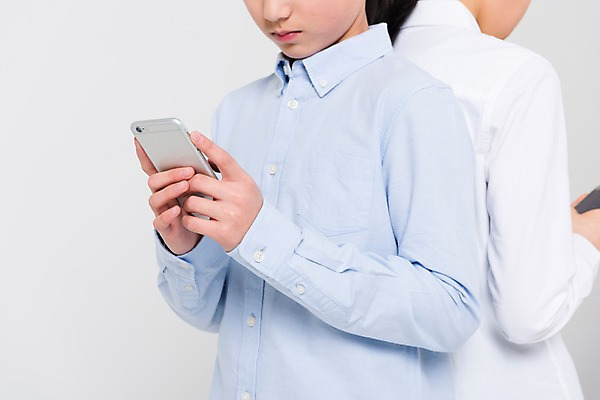 포토 JPG 스튜디오촬영 학생 여학생 여자 남자 남학생 중학생 청소년 실내 서기 들기 상반신 두명 앞모습 뒷모습 신체부위 10대 친구 스마트폰 십대라이프스타일 한국인 여중생 십대만 남중생 국내포토 라이프스타일 뷰포인트 관계 모션 사람 동양인 내부 핸드폰 스마트기기 파일형식