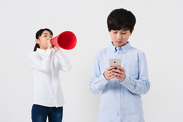 포토 JPG 스튜디오촬영 학생 응시 여학생 여자 남자 남학생 중학생 청소년 실내 서기 들기 상반신 두명 앞모습 10대 친구 스마트폰 십대라이프스타일 확성기 외침 한국인 여중생 십대만 남중생 국내포토 라이프스타일 시선 뷰포인트 관계 모션 사람 동양인 내부 핸드폰 스마트기기 소리 파일형식