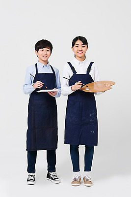 포토 JPG 스튜디오촬영 전신 학생 여학생 여자 남자 남학생 중학생 청소년 실내 미술 서기 웃음 들기 두명 앞모습 10대 친구 십대라이프스타일 앞치마 한국인 붓 팔레트 여중생 십대만 남중생 국내포토 라이프스타일 뷰포인트 관계 모션 문화예술 표정 사람 동양인 내부 파일형식