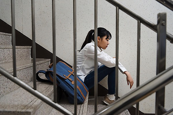 포토 JPG 스튜디오촬영 전신 응시 여학생 여자 가방 난간 중학생 청소년 실내 한명 앉기 옆모습 10대 캐주얼 계단 십대라이프스타일 한국인 슬픔 여중생 힘듦 십대여자한명만 국내포토 1 학생 라이프스타일 시선 잡화 옷 감정 뷰포인트 컨셉 모션 사람 동양인 내부 여자한명만 십대여자만 파일형식