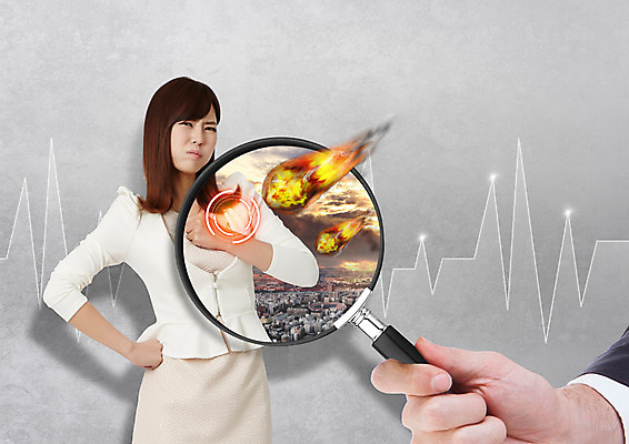 PSD 편집 편집이미지 손 여자 허리손 의학 돋보기 불 한손 건강 손짓 상반신 20대 성인 두명 신체부위 한국인 도시 맥박 질병 가슴통증 답답함 성인만 이미지편집 자연요소 포즈 모션 사람 동양인 청년 고통 감각 파일형식