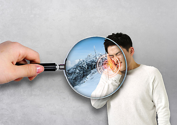 PSD 편집 편집이미지 손 남자 40대 겨울 의학 돋보기 건강 상반신 성인 두명 신체부위 고통 한국인 눈 찡그림 치통 이미지편집 자연요소 계절 감정 중년 날씨 표정 사람 동양인 질병 파일형식