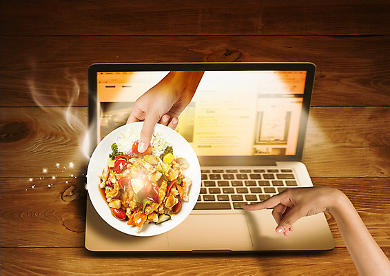 PSD 편집 편집이미지 접시 손 음식 모바일 한손 스마트라이프 들기 두명 신체부위 노트북 스마트 배송 탕수육 주문 모바일쇼핑 배달음식 신속배달 음식배달 이미지편집 라이프스타일 식기 컨셉 모션 사람 전자제품 중식 배달 온라인쇼핑 파일형식