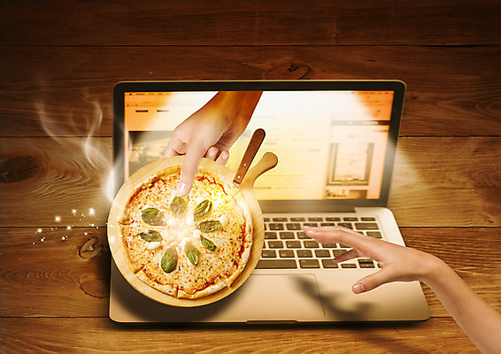 PSD 편집 편집이미지 손 모바일 한손 피자 스마트라이프 들기 두명 신체부위 노트북 스마트 배송 주문 모바일쇼핑 배달음식 피자배달 음식배달 이미지편집 라이프스타일 음식 컨셉 모션 패스트푸드 서양음식 사람 전자제품 배달 온라인쇼핑 파일형식