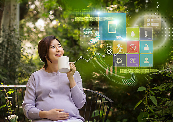 PSD 편집 편집이미지 응시 여자 커피 그래프 티타임 스마트라이프 한명 웃음 상반신 성인 30대 디지털 임산부 한국인 머그컵 숲 스마트 터치스크린 홀로그램 성인여자한명만 4차산업 이미지편집 1 라이프스타일 시선 산업 음료 컨셉 휴식 표정 사람 동양인 컵 장년 임신 여자한명만 성인여자만 파일형식