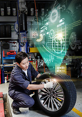 PSD 편집 편집이미지 남자 작업복 스마트라이프 한명 앉기 성인 30대 디지털 한국인 스마트 타이어 정비공 자동차정비 정비소 카센터 터치스크린 홀로그램 성인남자한명만 4차산업 이미지편집 1 라이프스타일 옷 산업 컨셉 모션 사람 동양인 장년 센터 기술자 수리 남자한명만 성인남자만 파일형식