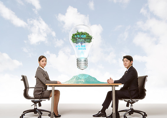 PSD 나무 구름 편집 편집이미지 여자 남자 전구 자연 탁자 하늘 산 앉기 20대 성인 두명 옆모습 한국인 비즈니스맨 비즈니스우먼 사무용의자 성인만 이미지편집 자연요소 식물 뷰포인트 가구 의자 비즈니스 모션 사람 동양인 청년 직장인 생태계 파일형식