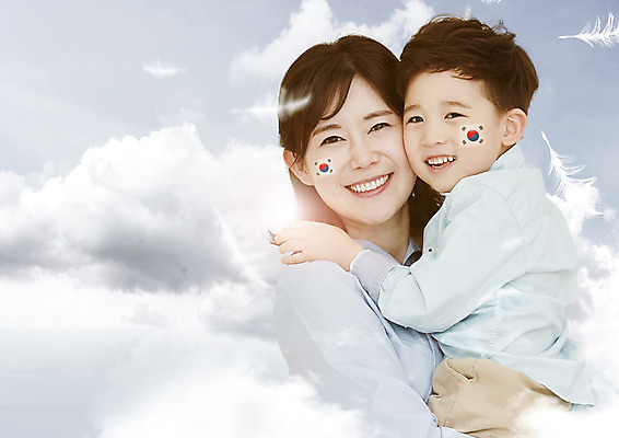 PSD 구름 편집 편집이미지 여자 남자 아들 어린이 포옹 하늘 엄마 한국 웃음 상반신 성인 두명 30대 한국인 태극기 깃털 태극 애국심 페이스페인팅 이미지편집 모자관계 자연요소 문양 아시아 가족 안기 표정 사람 동양인 장년 국기 파일형식