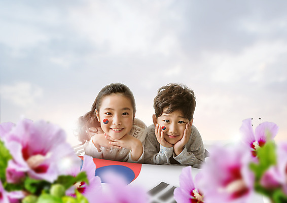 PSD 편집 편집이미지 여자 남자 어린이 엎드리기 한국 남매 웃음 소녀 소년 상반신 두명 턱괴기 한국인 태극기 삼일절 태극 무궁화 애국심 광복절 어린이만 이미지편집 문양 꽃 아시아 가족 모션 표정 사람 동양인 공휴일 국기 국경일 파일형식