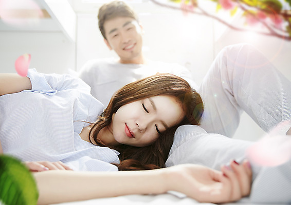 PSD 편집 편집이미지 커플 여자 남자 휴식 나뭇잎 미소 앉기 성인 두명 30대 눕기 눈감음 한국인 성인만 이미지편집 컨셉 잎 관계 모션 표정 사람 동양인 장년 파일형식