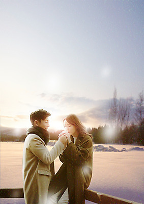 PSD 편집 편집이미지 커플 여자 남자 겨울 상반신 20대 성인 두명 30대 손잡기 한국인 눈 겨울여행 손시려운 성인만 이미지편집 자연요소 계절 여행 관계 모션 날씨 사람 동양인 청년 장년 파일형식