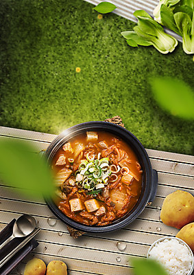 PSD 편집 편집이미지 한식 음식 젓가락 밥 나뭇잎 감자 잔디 사람없음 숟가락 냄비 뚝배기 청경채 파 김치찌개 젓가락받침대 이미지편집 식물 잎 채소 수저 솥 찌개 수저받침대 파일형식