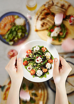 PSD 편집 편집이미지 접시 손 음식 피자 서양음식 한명 들기 신체부위 샐러드 양손 케사디야 이미지편집 1 식기 모션 패스트푸드 사람 파일형식