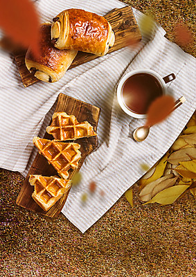 PSD 편집 편집이미지 접시 커피 빵 낙엽 사람없음 가을 커피잔 티스푼 와플 테이블매트 뺑오쇼콜라 이미지편집 식기 계절 음료 음식 잎 디저트 잔 숟가락 식탁보 파일형식