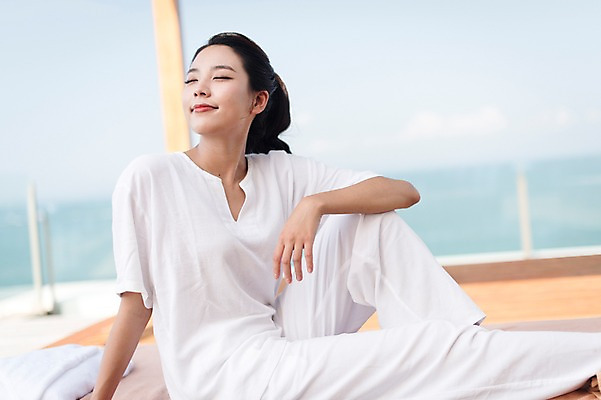 포토 JPG 주간 여자 해외여행 여행 파타야 태국 휴가 휴식 한명 미소 앉기 상반신 20대 성인 야외 옆모습 눈감음 한국인 매트 정자 성인여자한명만 국내포토 자연요소 1 해외 건축물 아시아 뷰포인트 컨셉 모션 표정 사람 동양인 청년 여자한명만 성인여자만 파일형식