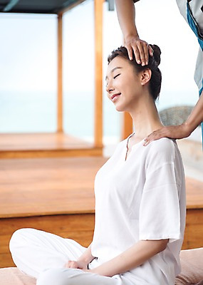 포토 JPG 주간 여자 해외여행 여행 파타야 태국 휴가 휴식 미소 앉기 상반신 20대 성인 야외 두명 옆모습 신체부위 눈감음 한국인 마사지 정자 팔 성인여자만 국내포토 자연요소 해외 건축물 아시아 뷰포인트 컨셉 모션 표정 사람 동양인 청년 여자만 성인만 파일형식