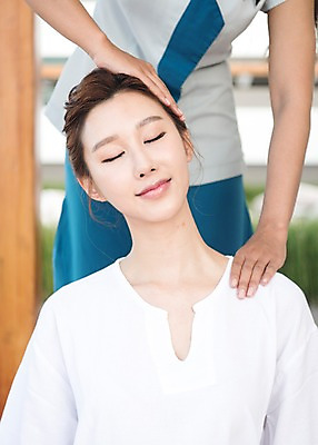 포토 JPG 주간 여자 해외여행 여행 파타야 태국 휴가 휴식 미소 앉기 상반신 20대 성인 야외 두명 앞모습 아웃포커스 신체부위 눈감음 한국인 마사지 정자 성인여자만 국내포토 자연요소 해외 건축물 아시아 뷰포인트 컨셉 모션 촬영기법 표정 사람 동양인 청년 여자만 성인만 파일형식