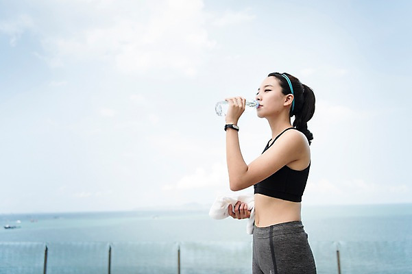 포토 JPG 주간 응시 여자 바다 해외여행 여행 파타야 태국 휴가 휴식 건강 한명 서기 들기 상반신 20대 성인 야외 옆모습 아웃포커스 물 운동복 수건 운동 한국인 마시기 물병 성인여자한명만 국내포토 자연요소 1 해외 시선 옷 아시아 뷰포인트 컨셉 모션 촬영기법 사람 동양인 청년 위생용품 물통 여자한명만 성인여자만 파일형식