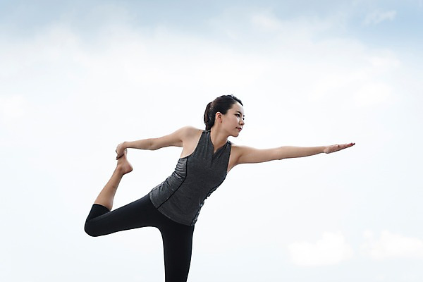 포토 JPG 주간 전신 우먼라이프 응시 여자 여유 해외여행 여행 요가 파타야 태국 휴가 건강 한명 서기 20대 성인 야외 옆모습 운동복 운동 한국인 중심잡기 싱글라이프 성인여자한명만 국내포토 자연요소 1 해외 라이프스타일 웰빙 시선 옷 감정 아시아 뷰포인트 모션 사람 동양인 청년 여자한명만 성인여자만 파일형식
