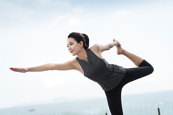 포토 JPG 주간 전신 우먼라이프 응시 여자 여유 해외여행 여행 요가 파타야 태국 휴가 건강 한명 서기 미소 20대 성인 야외 옆모습 운동복 운동 한국인 중심잡기 싱글라이프 성인여자한명만 국내포토 자연요소 1 해외 라이프스타일 웰빙 시선 옷 감정 아시아 뷰포인트 모션 표정 사람 동양인 청년 여자한명만 성인여자만 파일형식