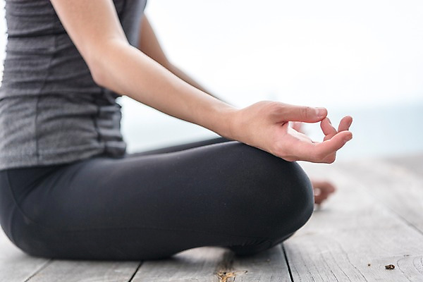 포토 JPG 주간 우먼라이프 여자 여유 해외여행 여행 요가 파타야 태국 휴가 건강 한명 앉기 20대 성인 야외 옆모습 아웃포커스 운동복 운동 한국인 하반신 싱글라이프 성인여자한명만 국내포토 자연요소 1 해외 라이프스타일 웰빙 옷 감정 아시아 뷰포인트 모션 촬영기법 사람 동양인 청년 여자한명만 성인여자만 파일형식