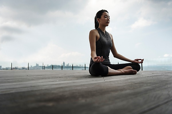 포토 JPG 주간 전신 우먼라이프 여자 여유 해외여행 여행 요가 파타야 태국 휴가 건강 한명 앉기 20대 성인 야외 옆모습 운동복 운동 눈감음 한국인 명상 싱글라이프 성인여자한명만 국내포토 자연요소 1 해외 라이프스타일 웰빙 옷 감정 아시아 뷰포인트 모션 사람 동양인 청년 여자한명만 성인여자만 파일형식