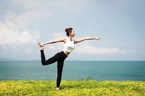 포토 JPG 주간 전신 우먼라이프 응시 여자 여유 바다 해외여행 여행 요가 파타야 태국 휴가 건강 한명 서기 잔디 초원 20대 성인 야외 옆모습 운동복 운동 한국인 중심잡기 싱글라이프 성인여자한명만 국내포토 자연요소 식물 1 해외 라이프스타일 웰빙 시선 옷 감정 아시아 뷰포인트 모션 사람 동양인 청년 여자한명만 성인여자만 파일형식