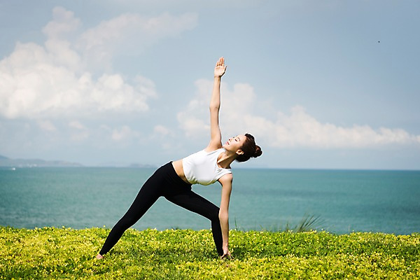 포토 JPG 주간 전신 우먼라이프 응시 여자 여유 바다 해외여행 여행 요가 파타야 태국 휴가 건강 한명 서기 잔디 초원 20대 성인 야외 앞모습 운동복 운동 한국인 싱글라이프 성인여자한명만 국내포토 자연요소 식물 1 해외 라이프스타일 웰빙 시선 옷 감정 아시아 뷰포인트 모션 사람 동양인 청년 여자한명만 성인여자만 파일형식
