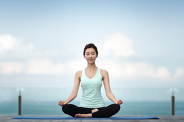 포토 JPG 주간 전신 우먼라이프 여자 여유 바다 해외여행 여행 요가 파타야 태국 휴가 건강 한명 앉기 20대 성인 야외 앞모습 운동복 운동 눈감음 한국인 매트 명상 싱글라이프 성인여자한명만 국내포토 자연요소 1 해외 라이프스타일 웰빙 옷 감정 아시아 뷰포인트 모션 사람 동양인 청년 여자한명만 성인여자만 파일형식