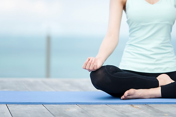 포토 JPG 주간 우먼라이프 여자 여유 바다 해외여행 여행 요가 파타야 태국 휴가 건강 한명 앉기 20대 성인 야외 앞모습 아웃포커스 신체부위 운동복 운동 한국인 하반신 매트 싱글라이프 성인여자한명만 국내포토 자연요소 1 해외 라이프스타일 웰빙 옷 감정 아시아 뷰포인트 모션 촬영기법 사람 동양인 청년 여자한명만 성인여자만 파일형식