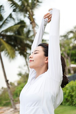 포토 JPG 주간 우먼라이프 여자 여유 해외여행 여행 파타야 태국 휴가 건강 한명 서기 상반신 20대 성인 야외 옆모습 아웃포커스 운동복 운동 눈감음 스트레칭 한국인 싱글라이프 성인여자한명만 국내포토 자연요소 1 해외 라이프스타일 옷 감정 아시아 뷰포인트 모션 촬영기법 사람 동양인 청년 여자한명만 성인여자만 파일형식