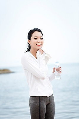 포토 JPG 주간 여자 해외여행 여행 파타야 태국 휴가 건강 한명 서기 미소 들기 상반신 20대 성인 야외 옆모습 아웃포커스 운동복 운동 한국인 물병 땀 닦기 성인여자한명만 국내포토 자연요소 1 해외 옷 아시아 뷰포인트 모션 촬영기법 표정 사람 동양인 청년 물통 여자한명만 성인여자만 파일형식