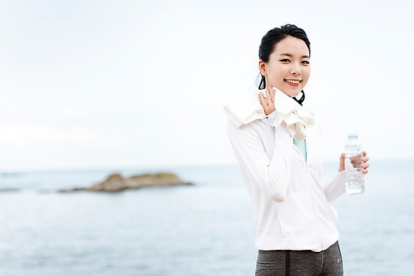 포토 JPG 주간 여자 바다 해외여행 여행 파타야 태국 휴가 건강 한명 서기 미소 들기 상반신 20대 성인 야외 옆모습 아웃포커스 운동복 수건 운동 한국인 물병 땀 닦기 성인여자한명만 국내포토 자연요소 1 해외 옷 아시아 뷰포인트 모션 촬영기법 표정 사람 동양인 청년 위생용품 물통 여자한명만 성인여자만 파일형식