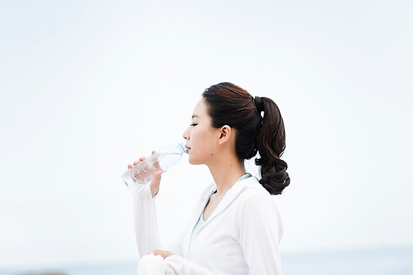 포토 JPG 주간 응시 여자 해외여행 여행 파타야 태국 휴가 건강 한명 서기 들기 상반신 20대 성인 야외 옆모습 운동복 운동 한국인 물병 물마시기 성인여자한명만 국내포토 자연요소 1 해외 시선 옷 아시아 뷰포인트 모션 사람 동양인 청년 마시기 물통 여자한명만 성인여자만 파일형식