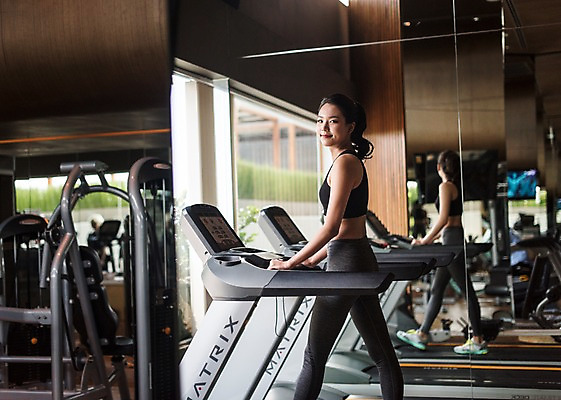 포토 JPG 여자 해외여행 여행 파타야 태국 휴가 실내 건강 한명 서기 상반신 20대 성인 옆모습 아웃포커스 운동복 운동 헬스 헬스장 거울 한국인 런닝머신 성인여자한명만 국내포토 1 해외 옷 아시아 뷰포인트 모션 촬영기법 사람 동양인 청년 내부 운동기구 여자한명만 성인여자만 파일형식